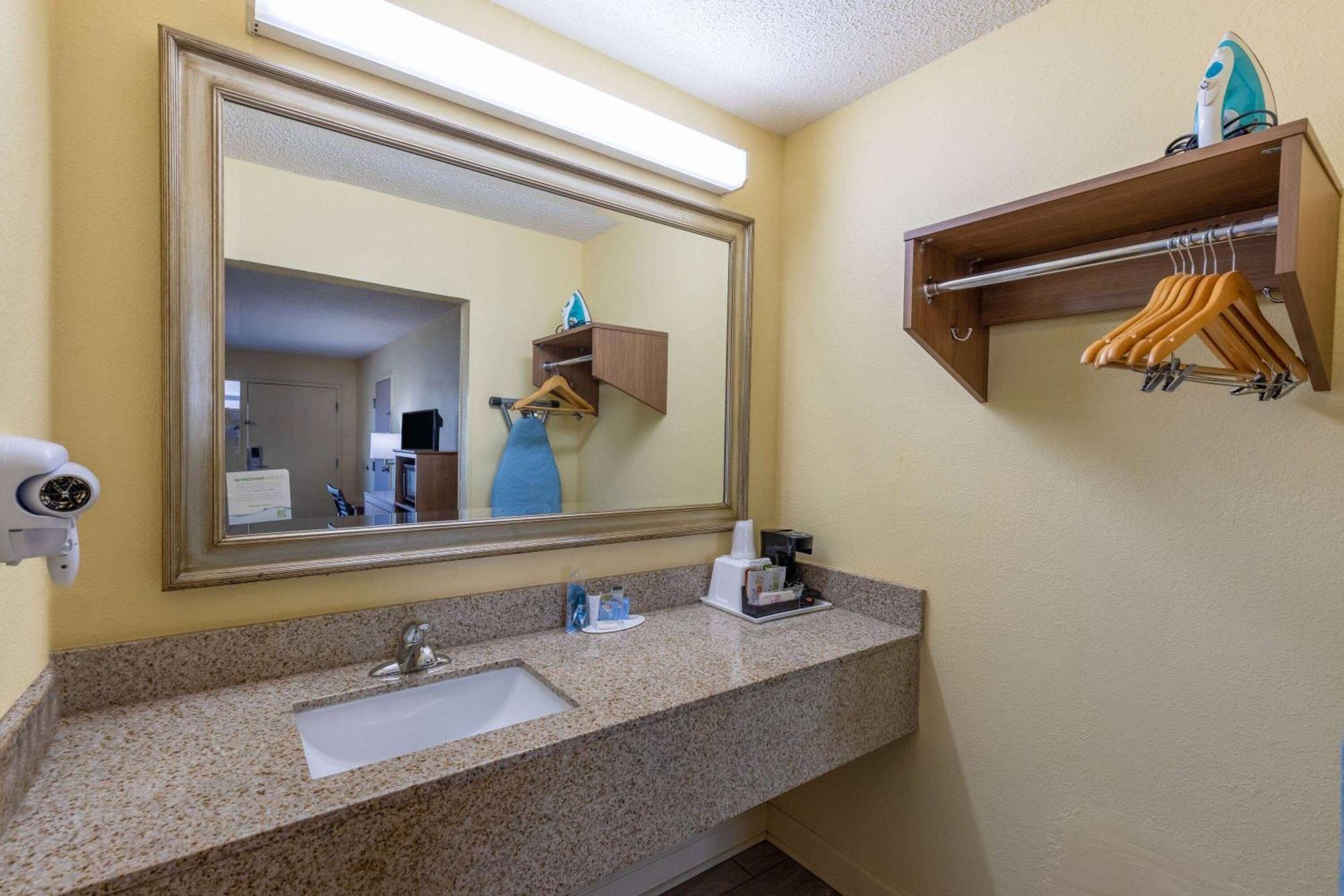 Days Inn By Wyndham Florence/I-95 North Buitenkant foto