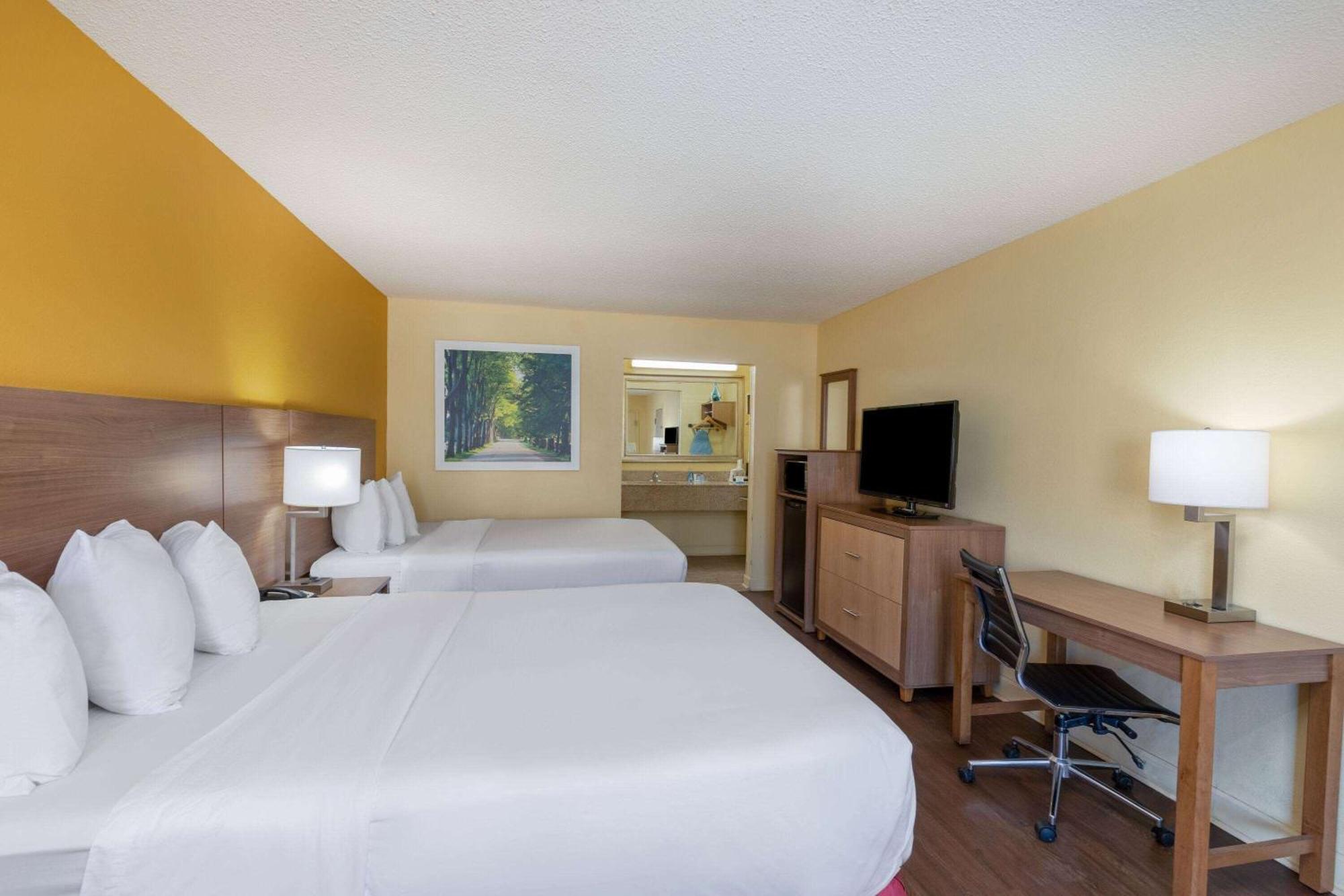 Days Inn By Wyndham Florence/I-95 North Buitenkant foto